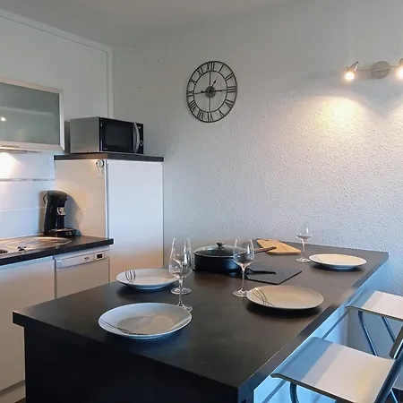 A 100m De La Et De La Piscine Lägenhet