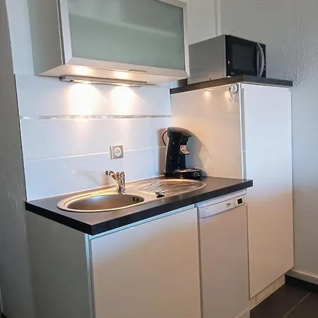 A 100m De La Et De La Piscine Lägenhet