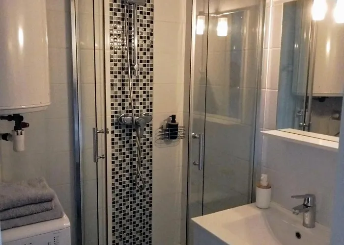 A 100m De La Et De La Piscine