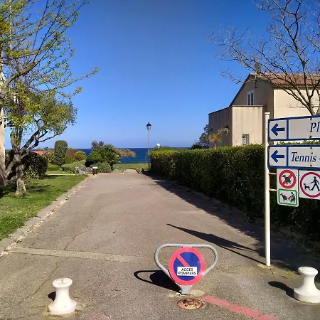 A 100m De La Et De La Piscine Apartment