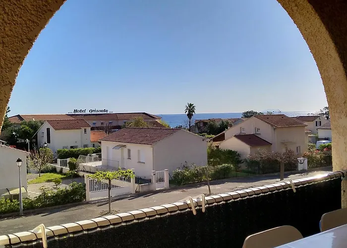 A 100m De La Et De La Piscine شقة