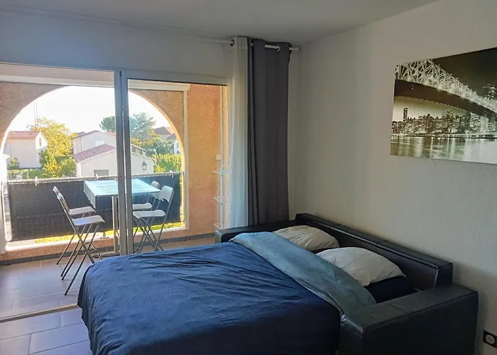 A 100m De La Et De La Piscine *